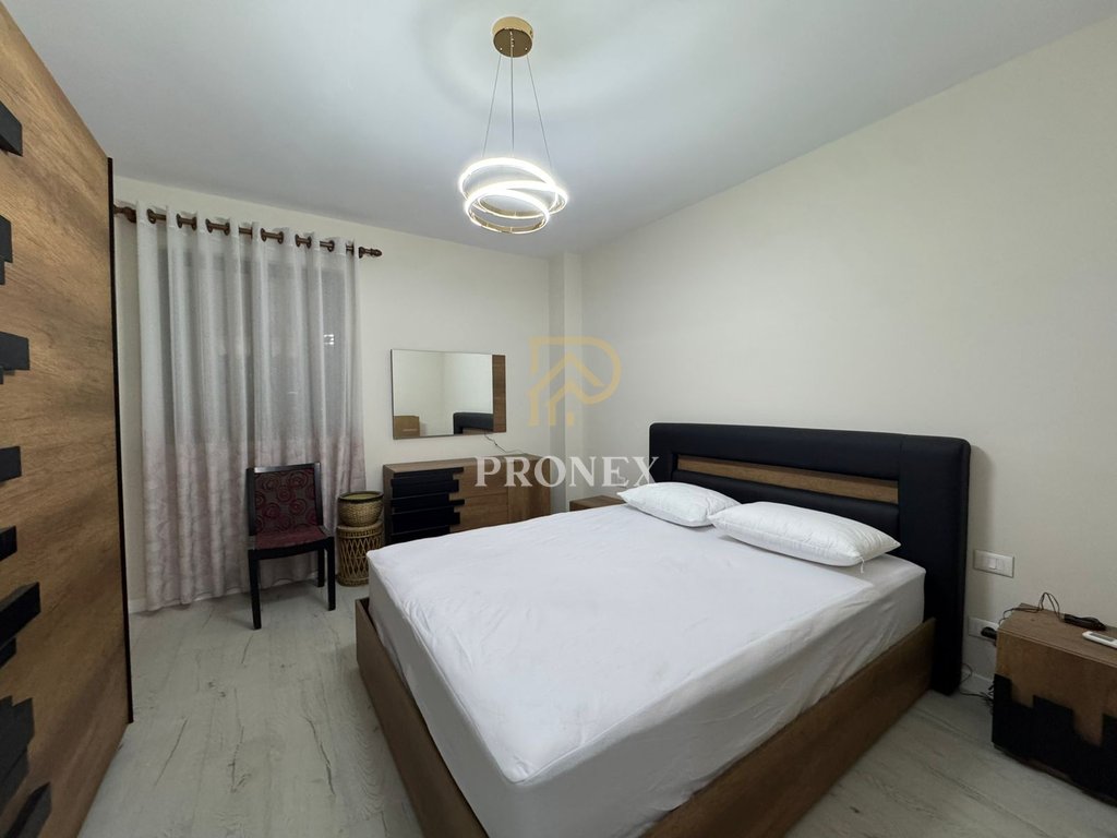 Apartament 3+1 me qira tek Komuna e Parisit