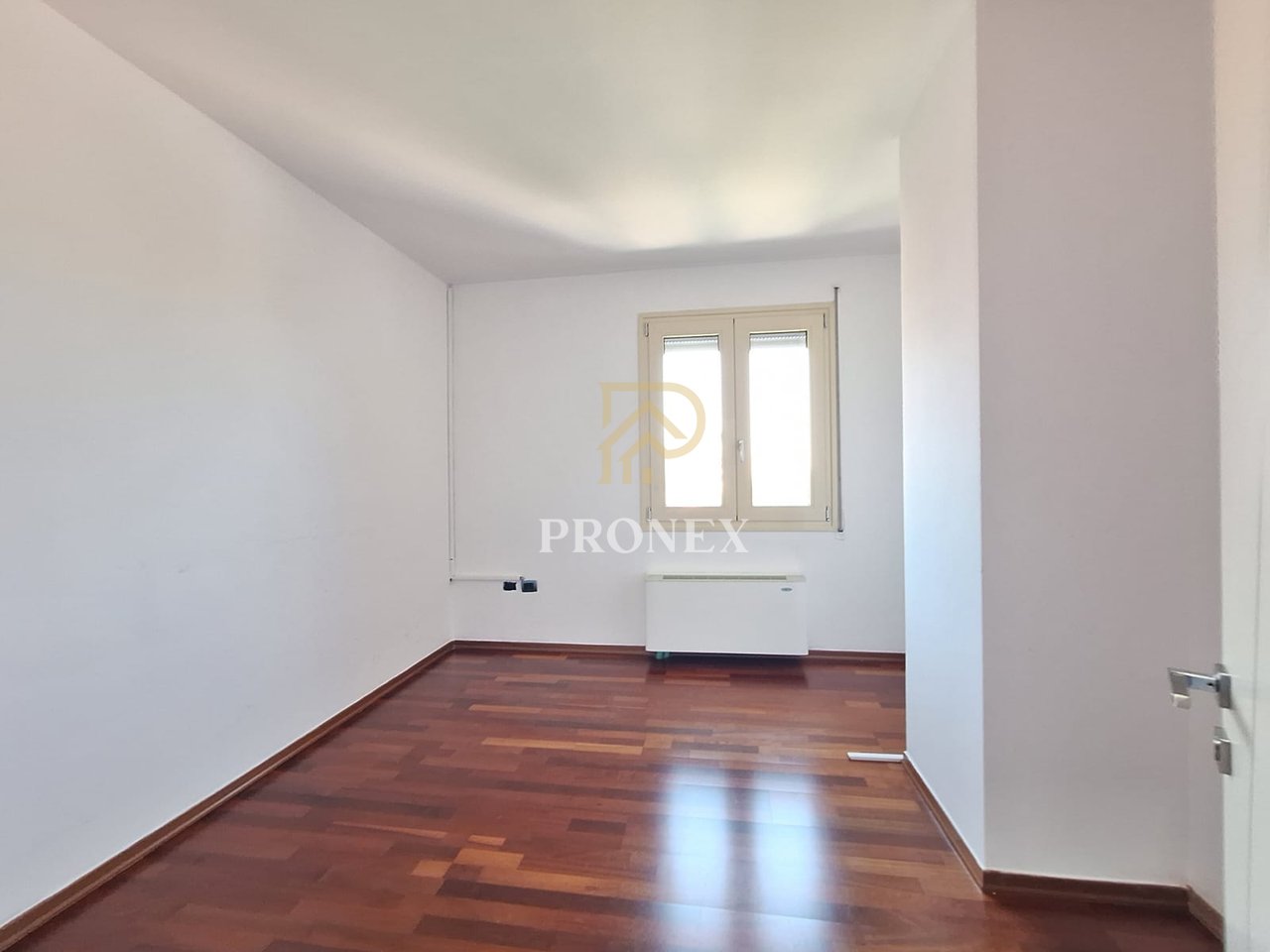 Zyrë, 3+1+2, me qira, Sheshi Willson, Tiranë - 160.000 Leke