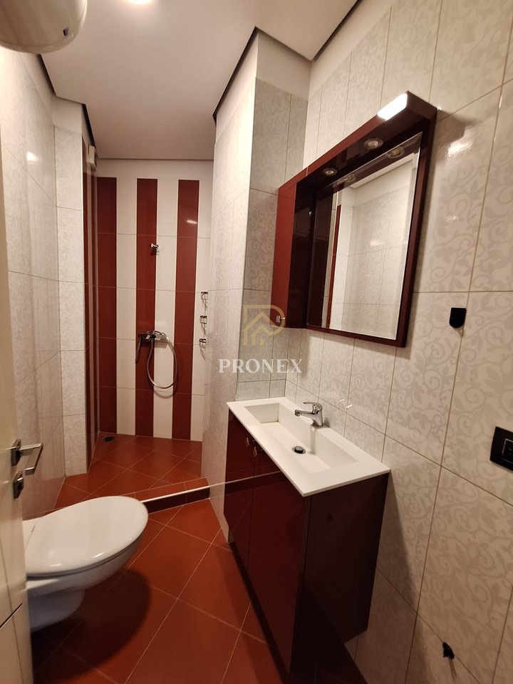 Zyrë, 3+1+2, me qira, Sheshi Willson, Tiranë - 160.000 Leke