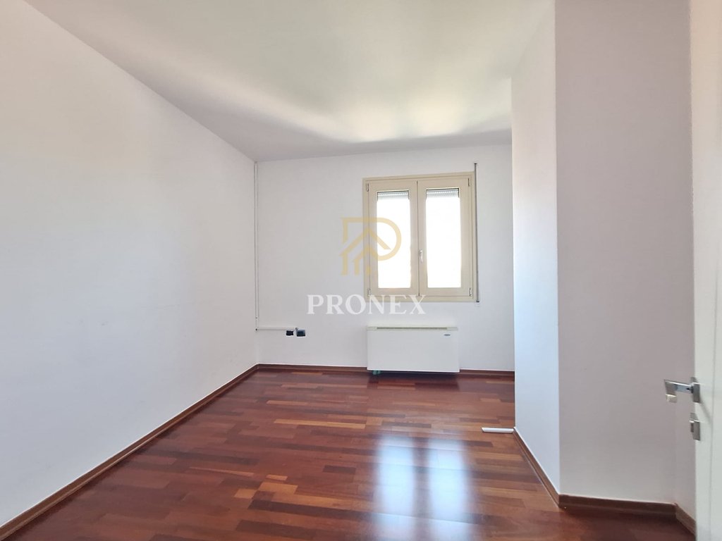 Zyrë, 3+1+2, me qira, Sheshi Willson, Tiranë - 160.000 Leke