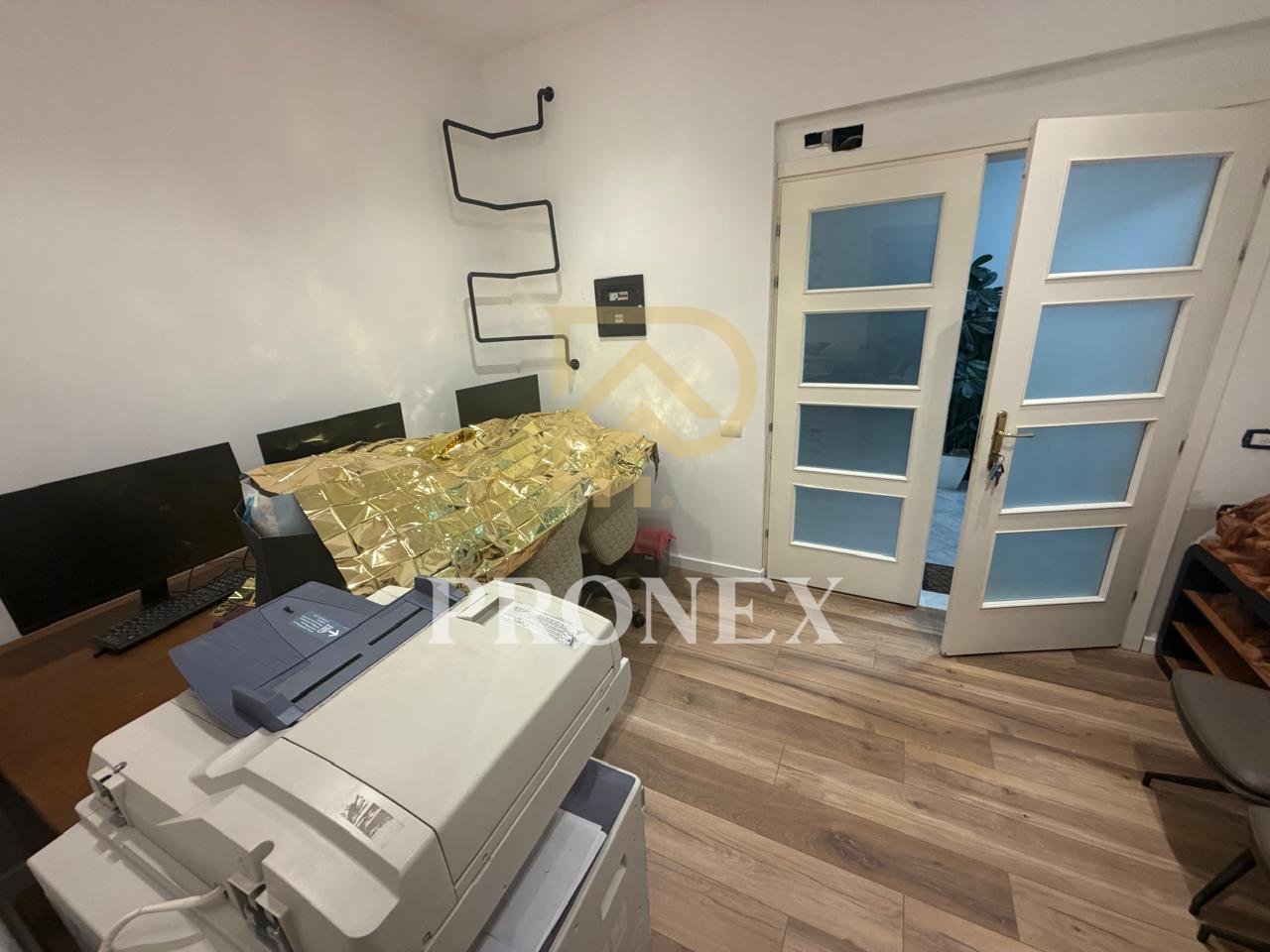 Zyrë 2+1 me qera tek 21 Dhjetori, Tirana - 80,000 lekë
