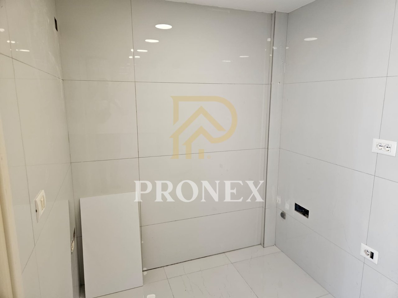 Dyqan, 3+1 për qira, në 21-Dhjetori, Tiranë- € 1000
