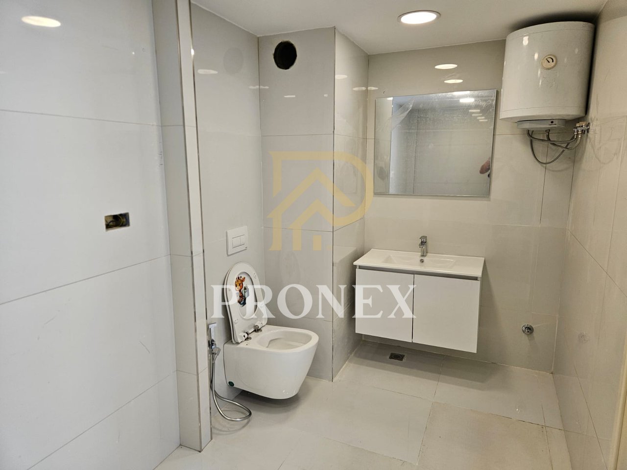Dyqan, 3+1 për qira, në 21-Dhjetori, Tiranë- € 1000