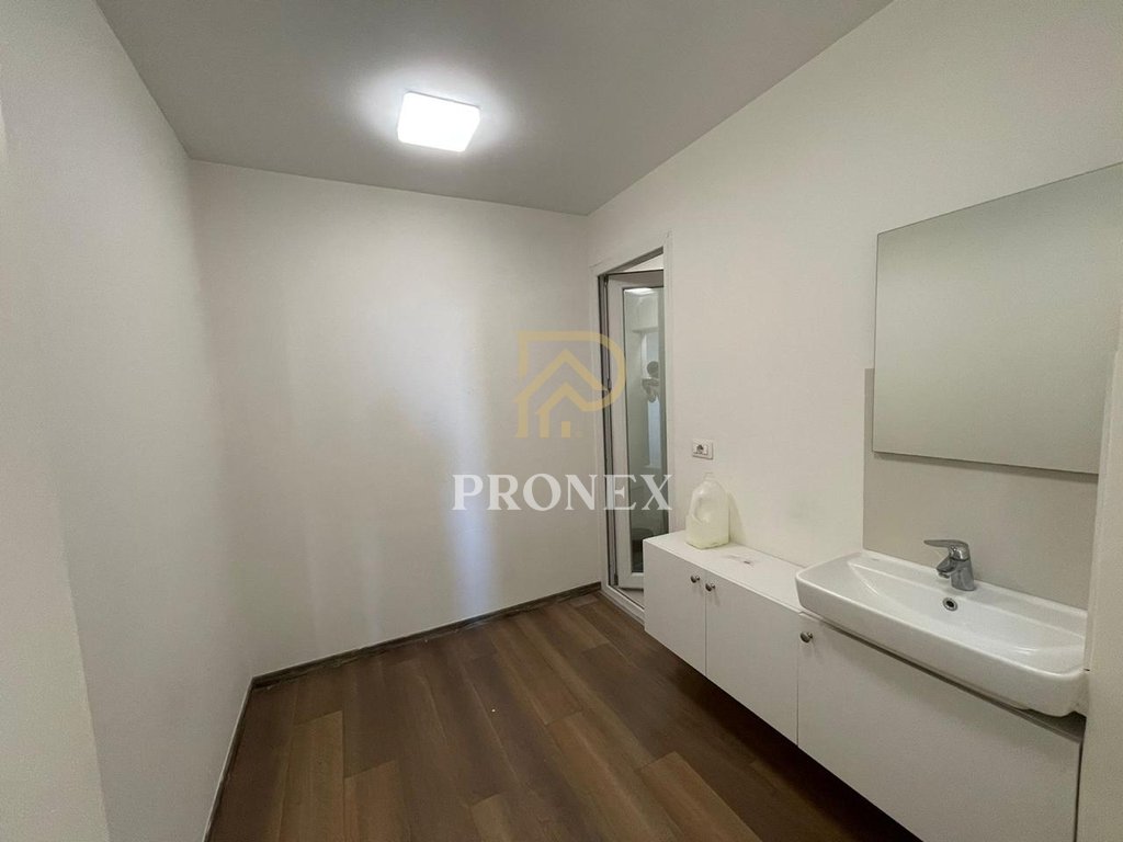 Zyrë 2+1 me qira, Rruga e Kavajës, 650 €