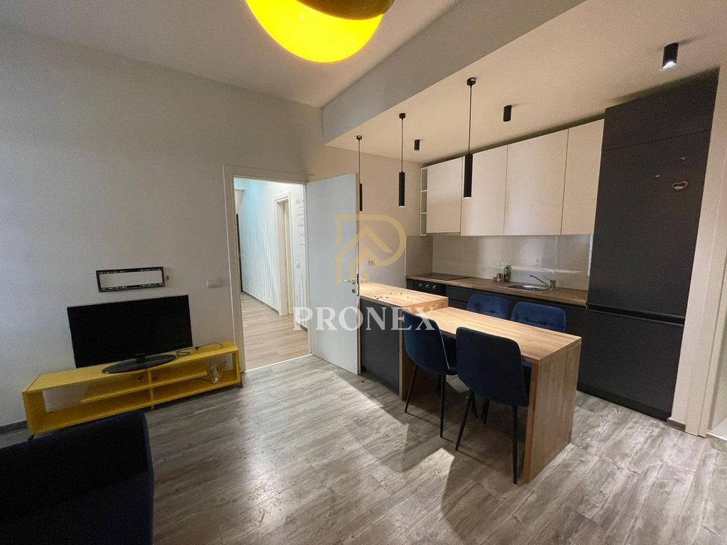Zyrë 2+1 me qira, Rruga e Kavajës, 650 €