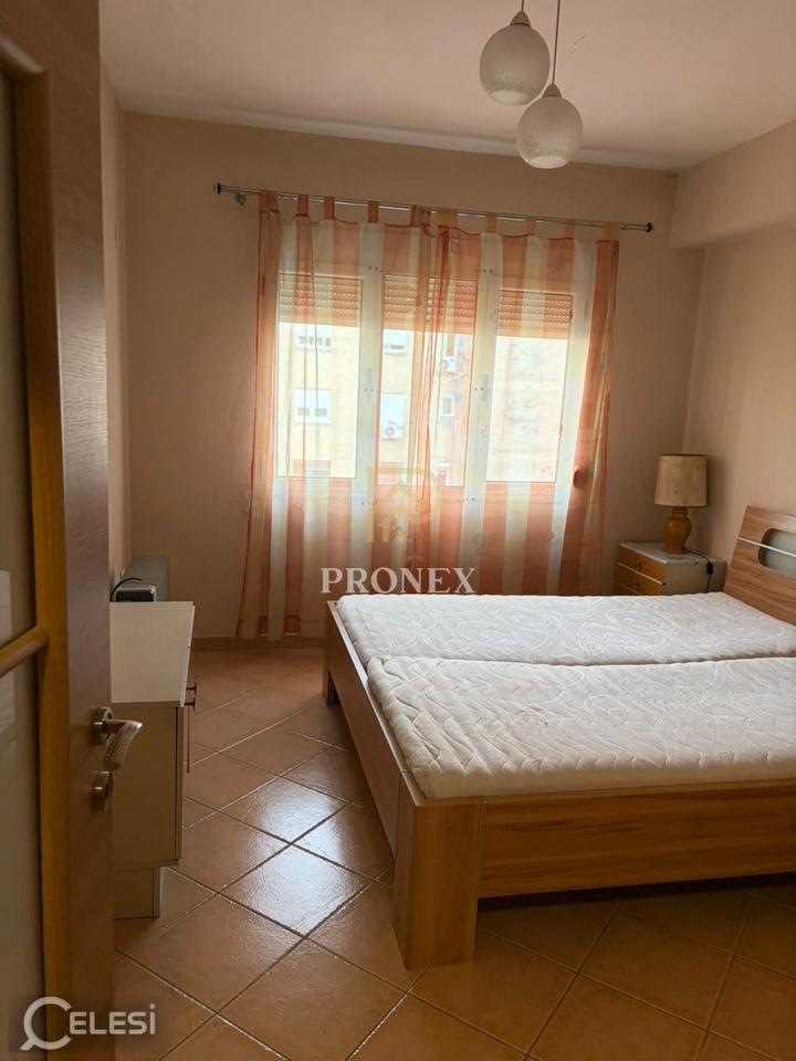 Jepet me qira apartament 1+1 ne Bulevardi Zogu i Pare, kati 4 - 45,000 LEKË