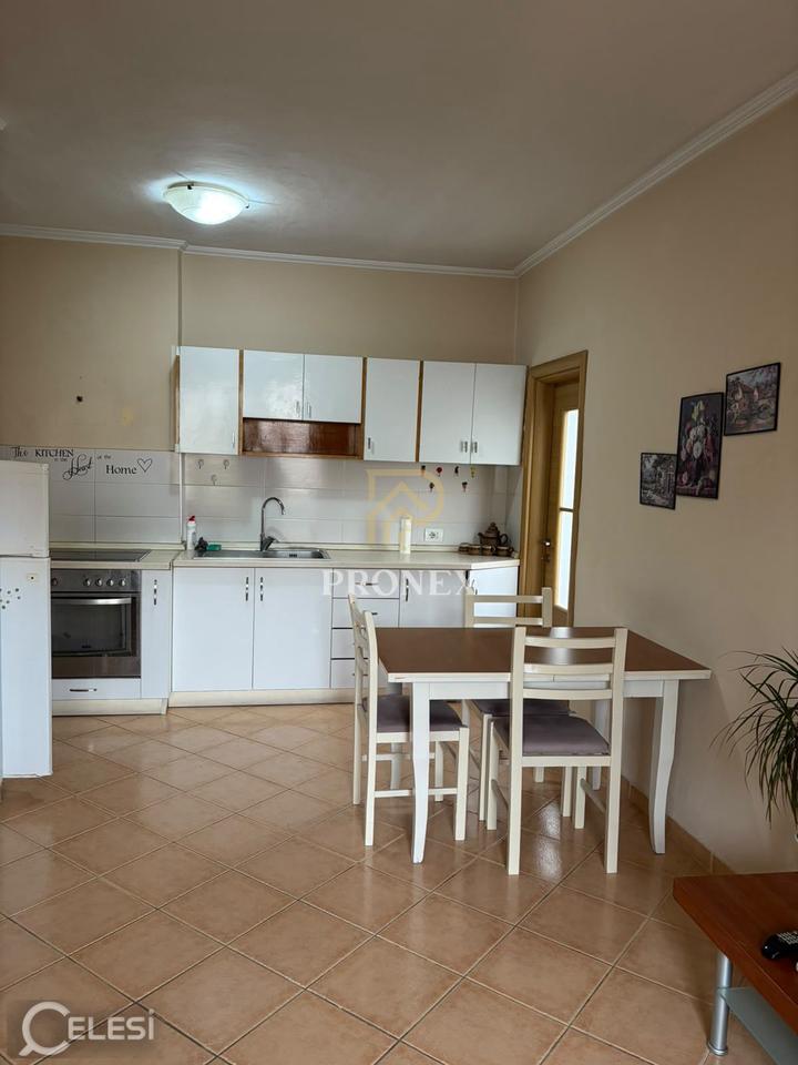 Jepet me qira apartament 1+1 ne Bulevardi Zogu i Pare, kati 4 - 45,000 LEKË