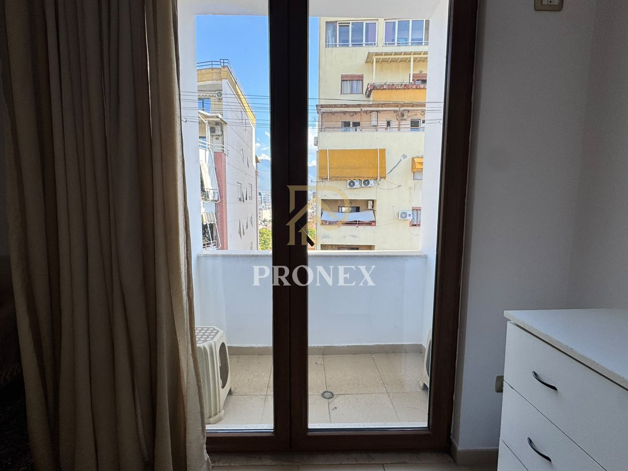 Appartamento 2+1 in affitto in via Kavaja, in via Bogdaneve, all'8° piano, 70.000 lekë