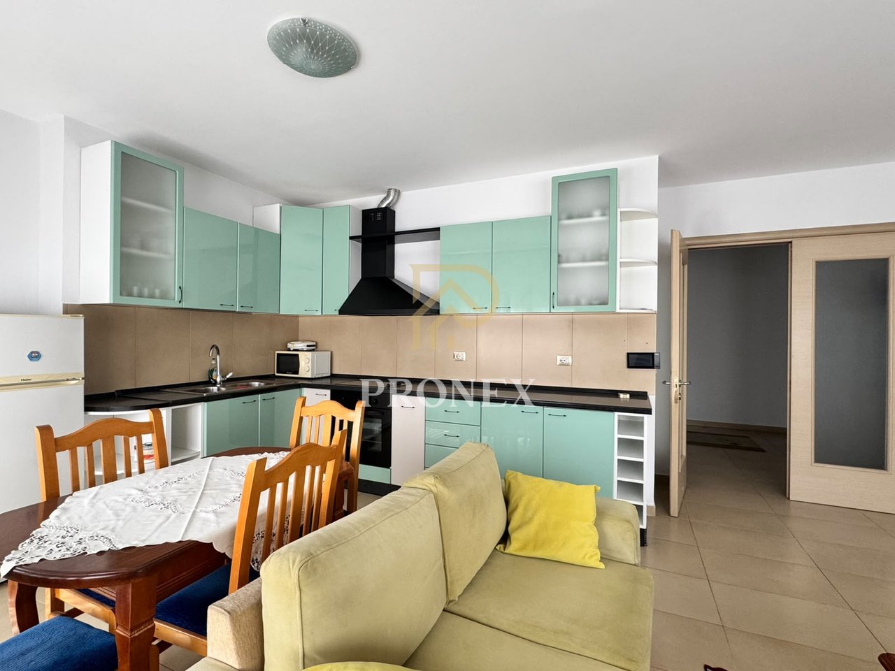 Appartamento 2+1 in affitto in via Kavaja, in via Bogdaneve, all'8° piano, 70.000 lekë