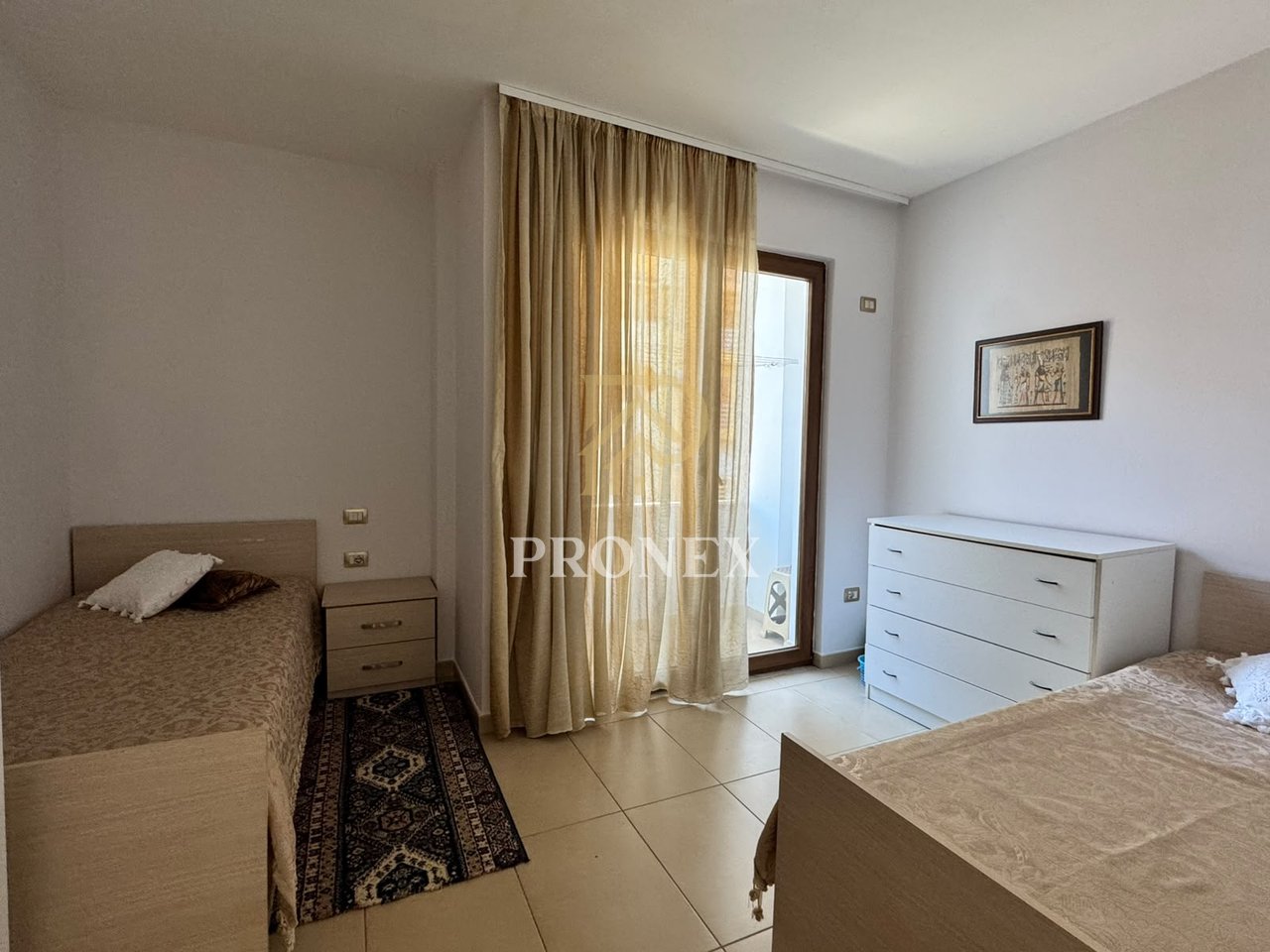 Appartamento 2+1 in affitto in via Kavaja, in via Bogdaneve, all'8° piano, 70.000 lekë