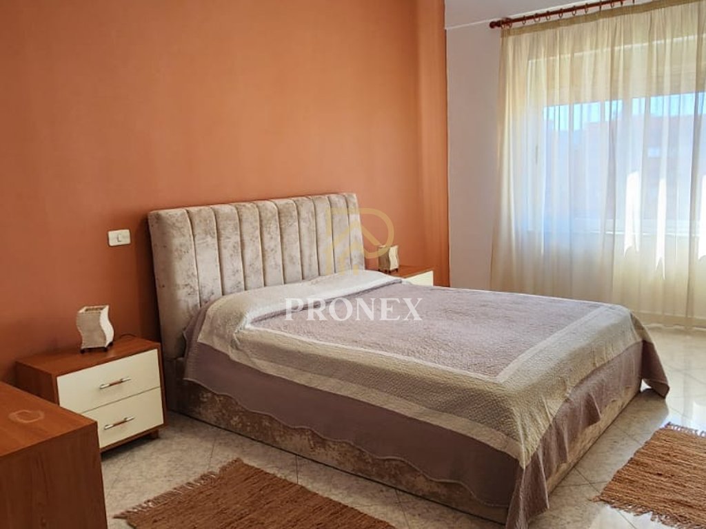 Jepet me qira apartament 1+1 ne Pazar të Ri, Rruga Hoxha Tahsim - 67,000 lekë