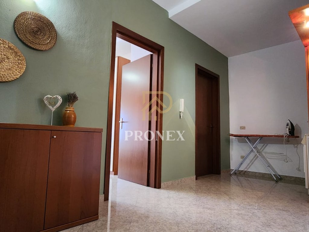 Jepet me qira apartament 1+1 ne Pazar të Ri, Rruga Hoxha Tahsim - 67,000 lekë