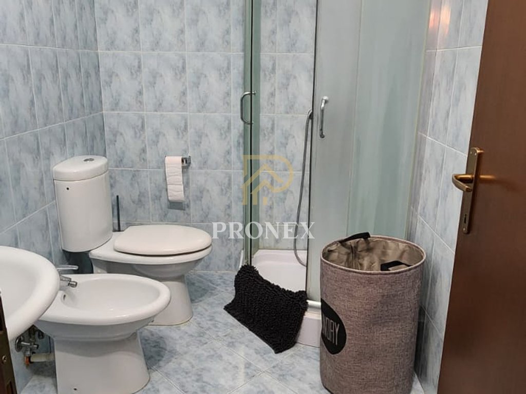 Jepet me qira apartament 1+1 ne Pazar të Ri, Rruga Hoxha Tahsim - 67,000 lekë