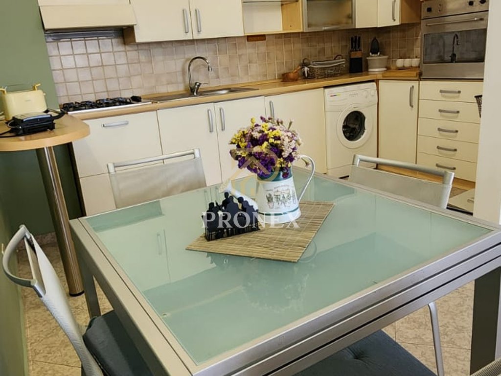 Jepet me qira apartament 1+1 ne Pazar të Ri, Rruga Hoxha Tahsim - 67,000 lekë