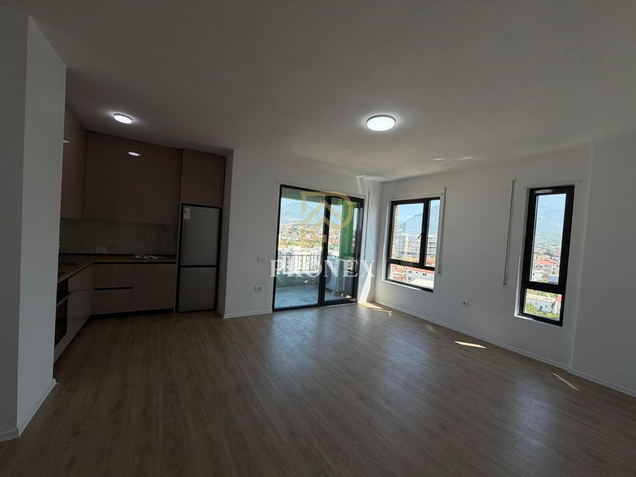 Apartament 3+1 bosh per qira tek 5 Maji, per banim ose zyra