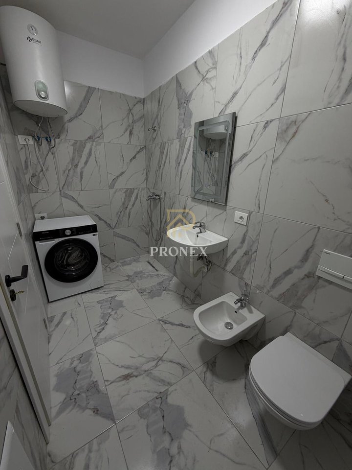 Apartament 3+1 bosh per qira tek 5 Maji, per banim ose zyra