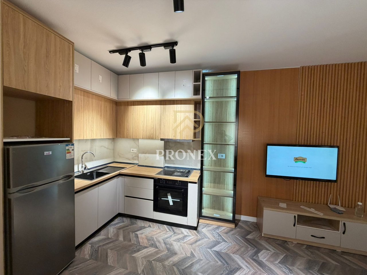 Apartament me qera 1+1 tek Komuna e Parisit