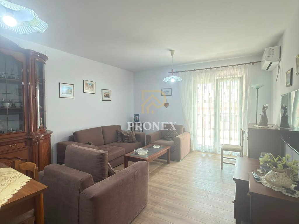 Apartament 2+1+2+Parking per qira tek Komuna e Parisit