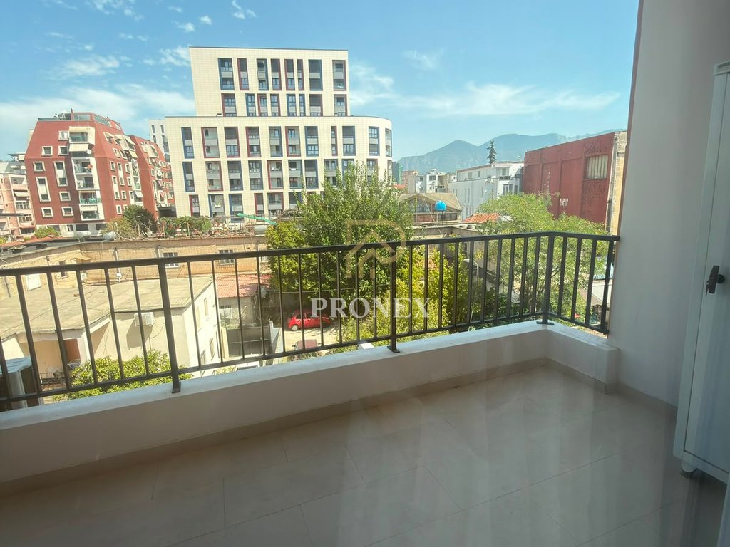 Apartament 2+1+2+Parking per qira tek Komuna e Parisit