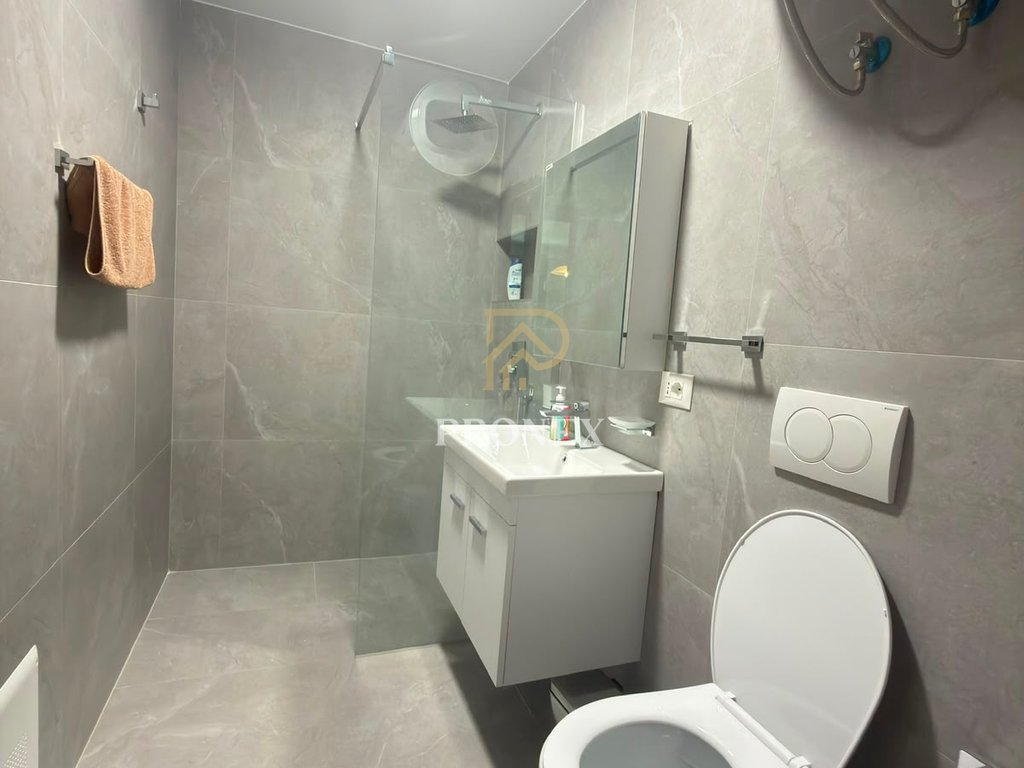 Apartament 2+1+2+Parking per qira tek Komuna e Parisit