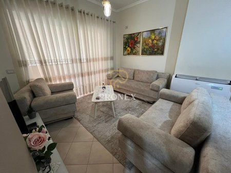 Apartament 2+1 me qira tek Komuna e Parisit, Prane Kristal Center