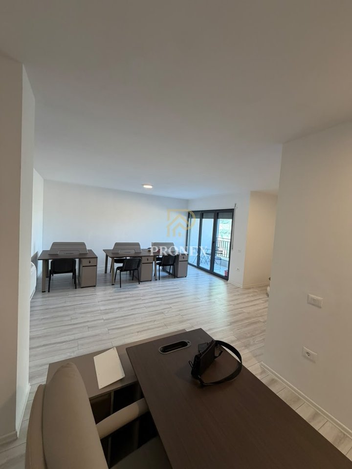 Office for rent at Bulevardi i Ri