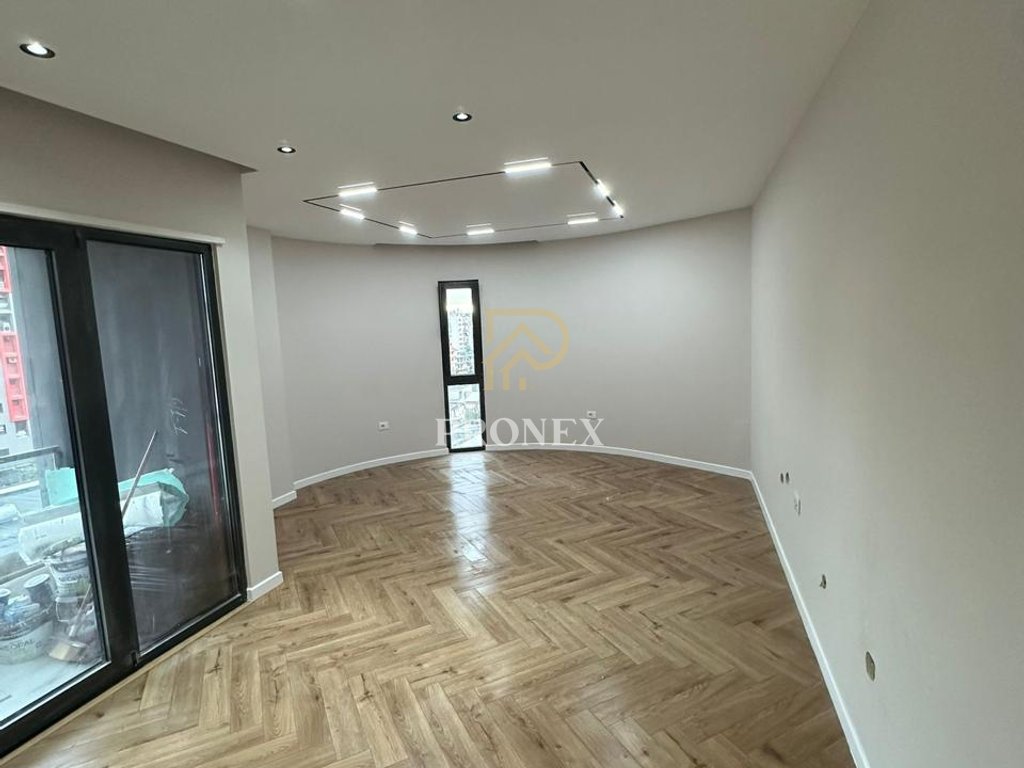 Zyre me Qira tek Unaza e Re, Oasis Residence 2