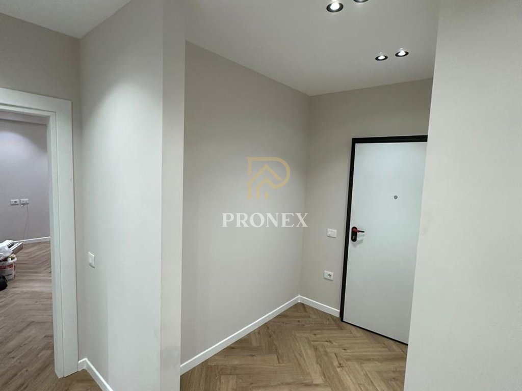 Zyre me Qira tek Unaza e Re, Oasis Residence 2