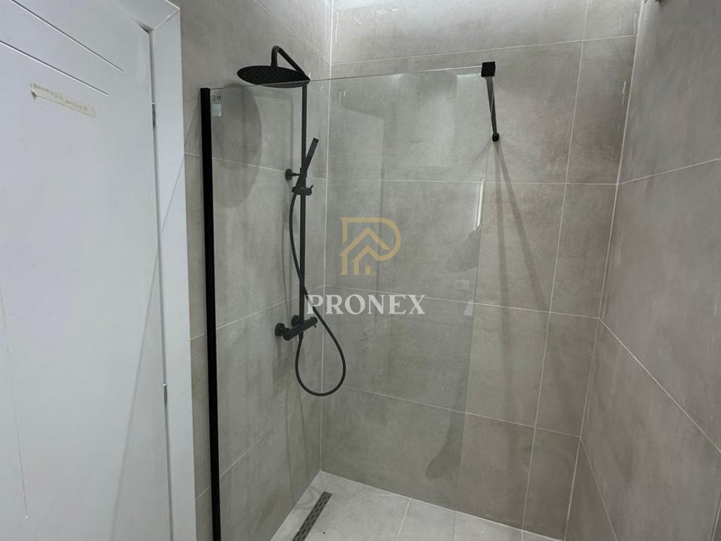 Zyre me Qira tek Unaza e Re, Oasis Residence 2