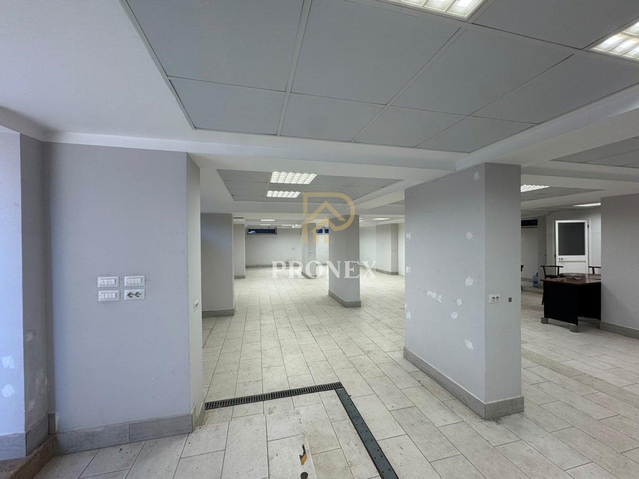 Locale Commerciale in affitto a Durazzo