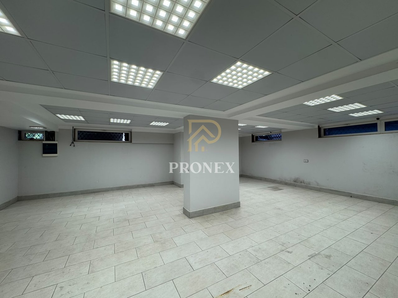Locale Commerciale in affitto a Durazzo