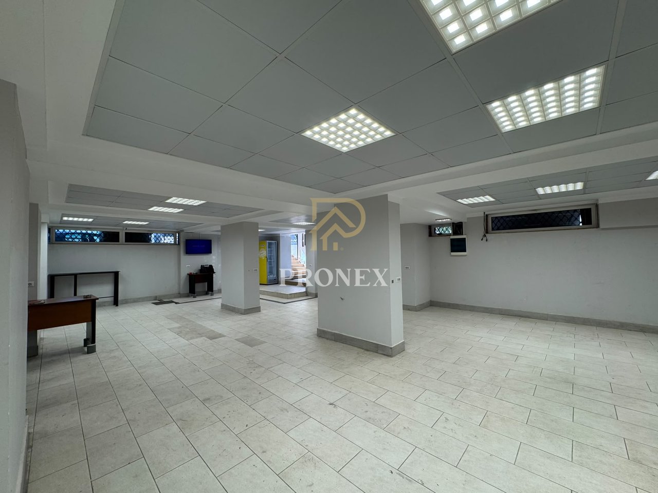 Locale Commerciale in affitto a Durazzo