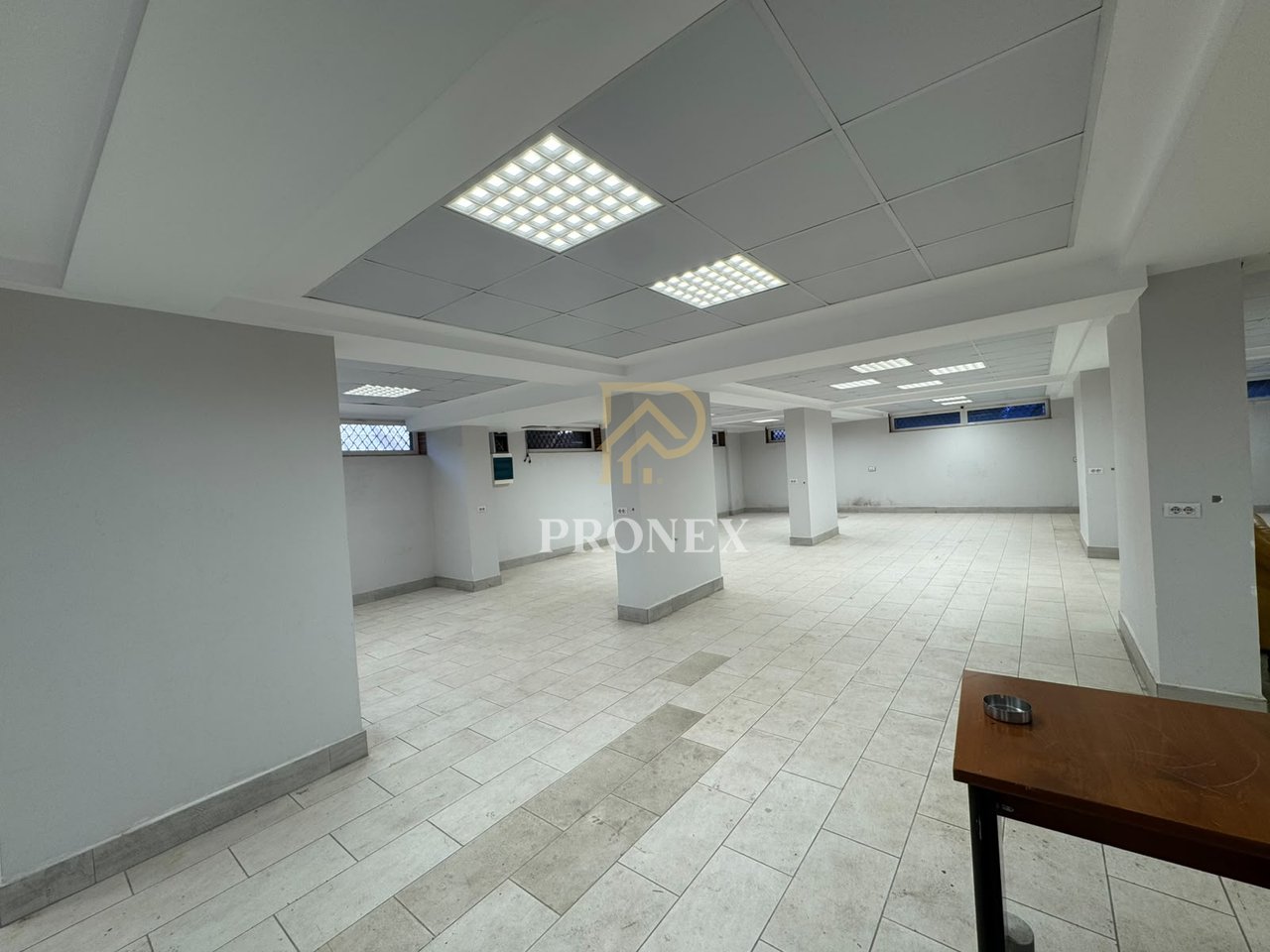Locale Commerciale in affitto a Durazzo