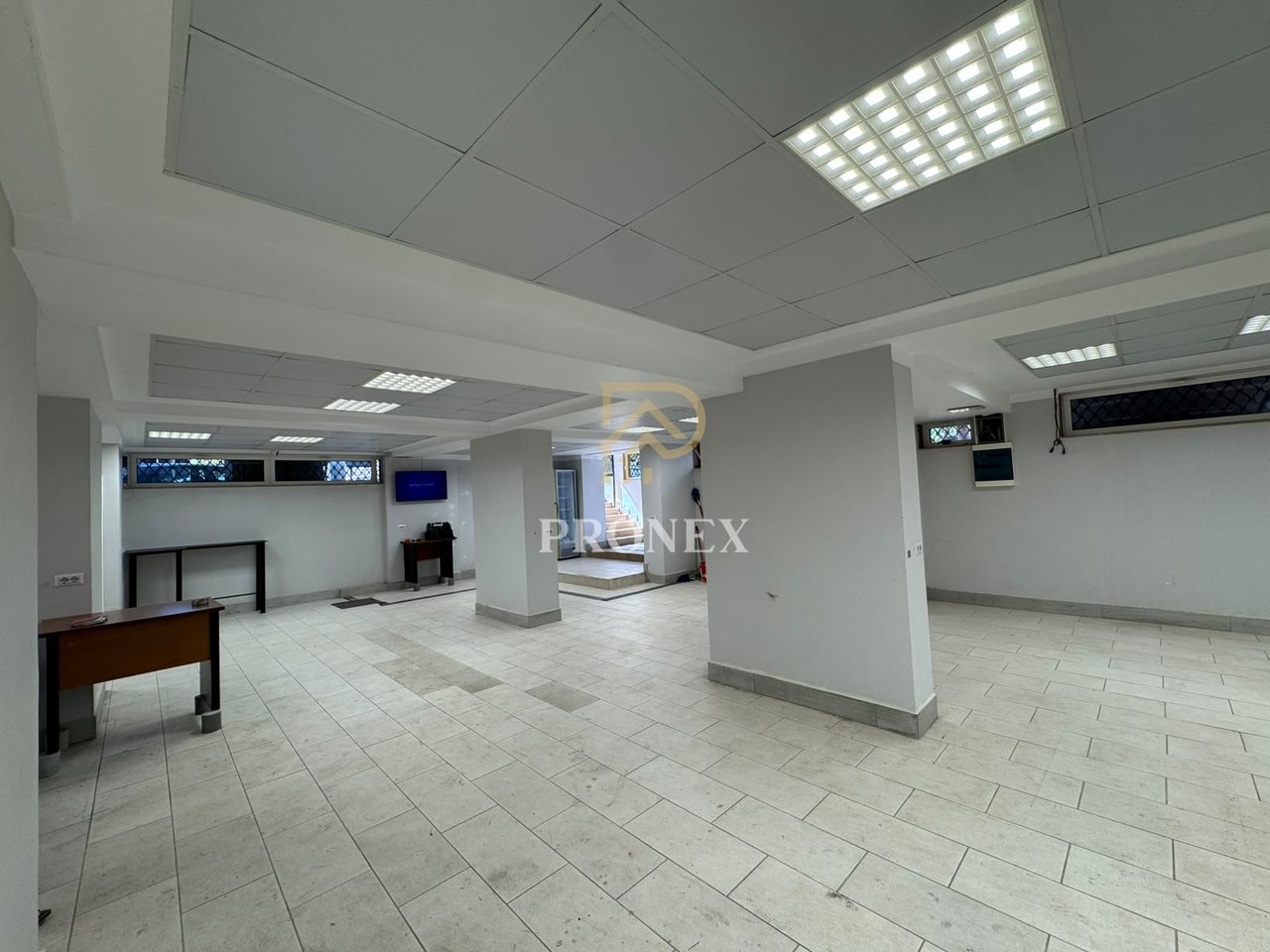 Locale Commerciale in affitto a Durazzo