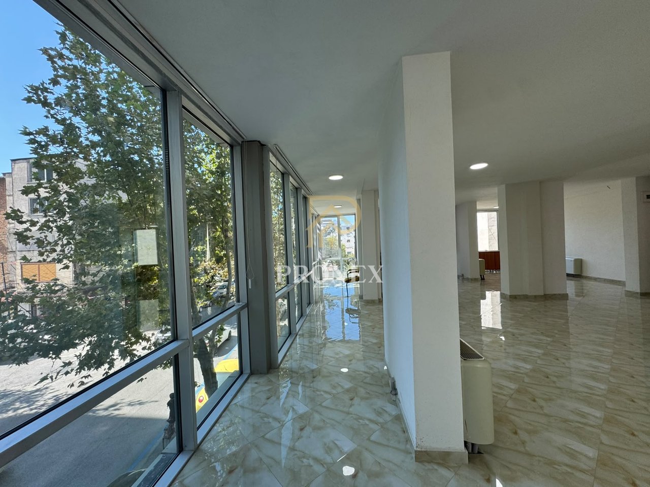 Locale commerciale in affitto a Durazzo