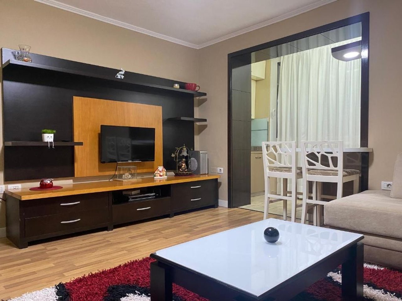 Jepet me qera apartament 2+1 tek Mine Peza!