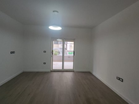 Shitet apartament 1+1 te Komuna e Parisit,Rruga Skender Luarasi