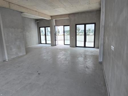 Jepet me qera njesi bisnezi 127m² Kompleksi River Residenc!
