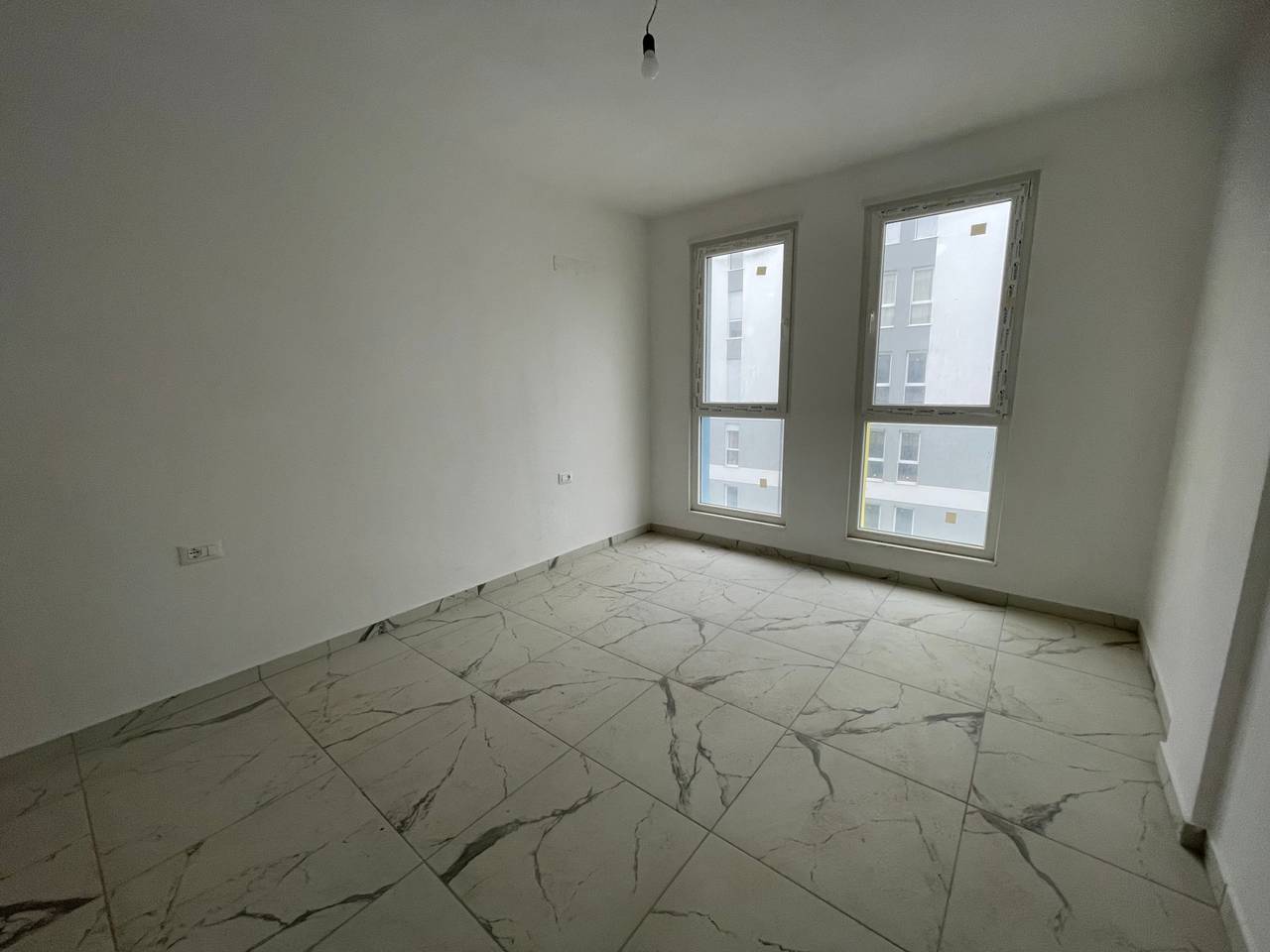 Jepet me qera apartamenti 2+1 ,tek Univers City!