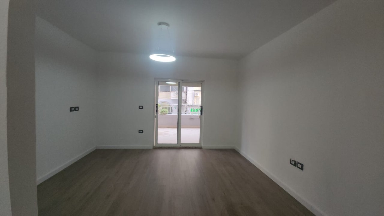 Shitet apartament 1+1 te Komuna e Parisit,Rruga Skender Luarasi