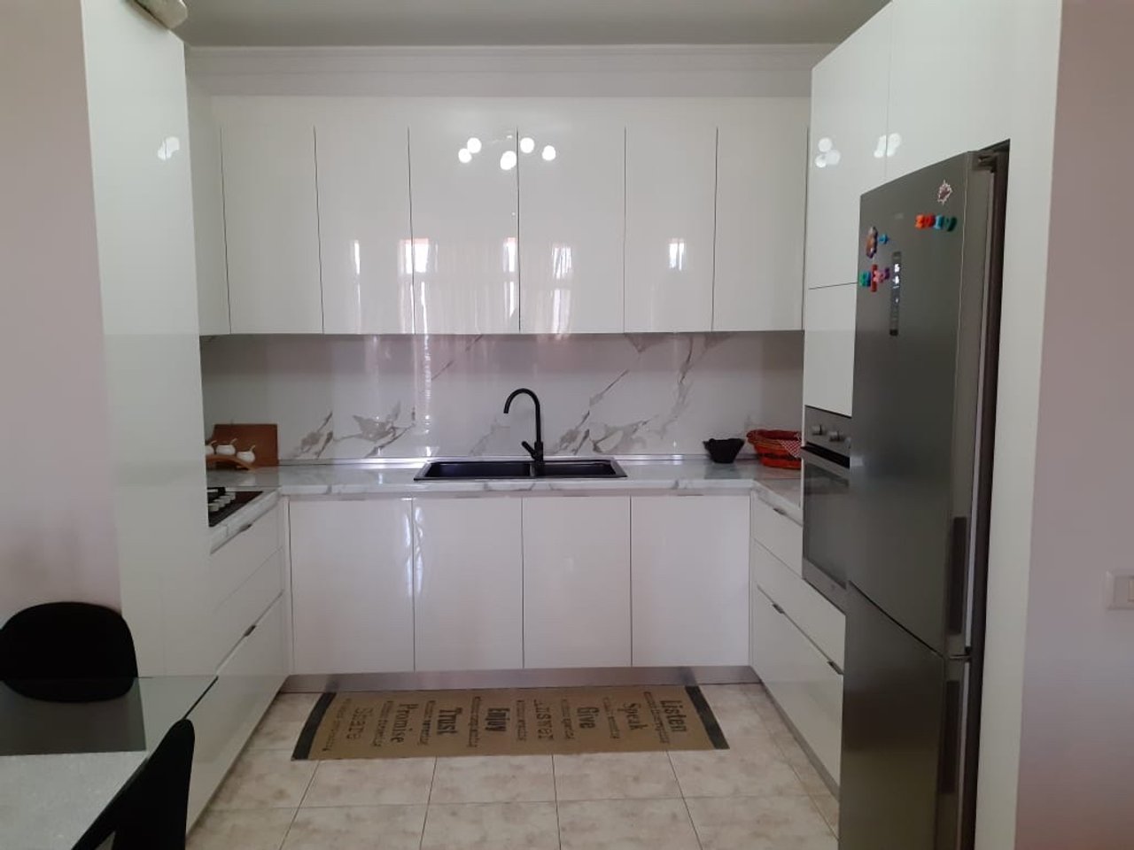 Jepet  me qera apartament 2+1+2 Astir, tek Pallatet Fratari!