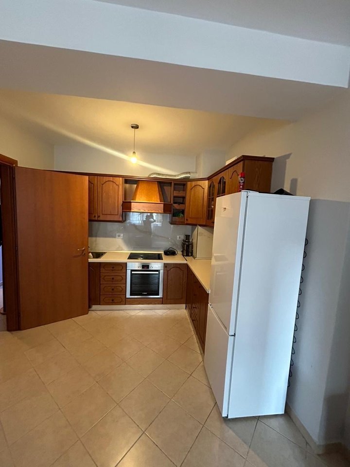 Jepet me qera apartamenti 2+1+2 te Komuna e Parisit