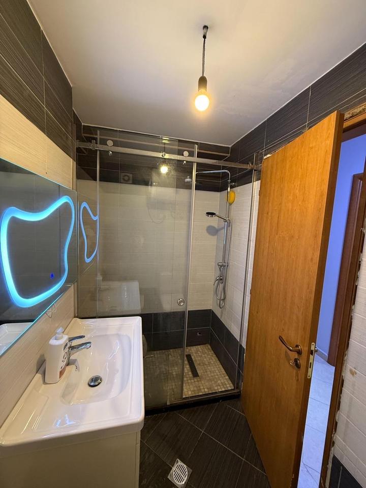 Jepet me qera apartamenti 2+1+2 te Komuna e Parisit