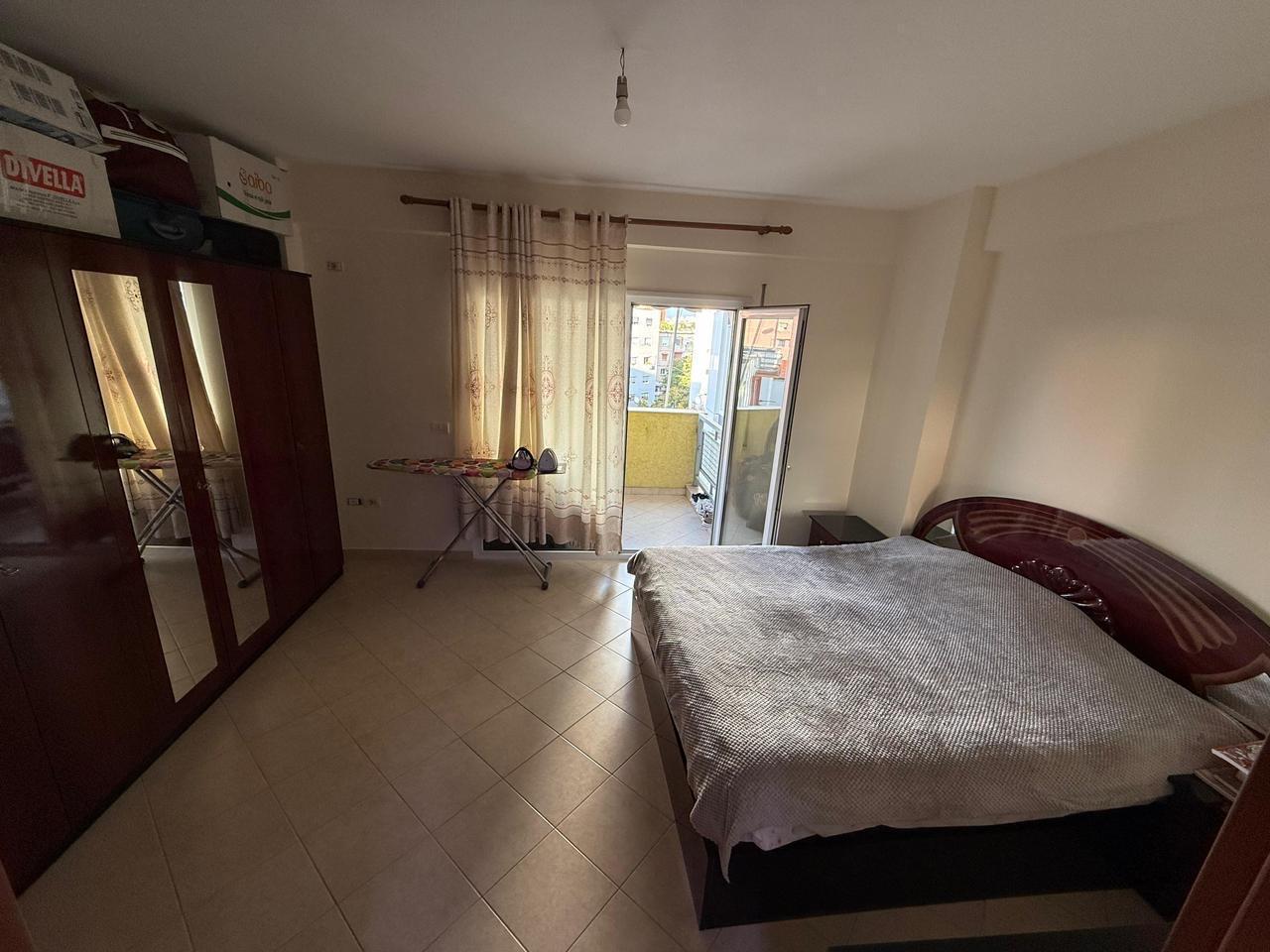 Jepet me qera apartamenti 2+1+2 te Komuna e Parisit
