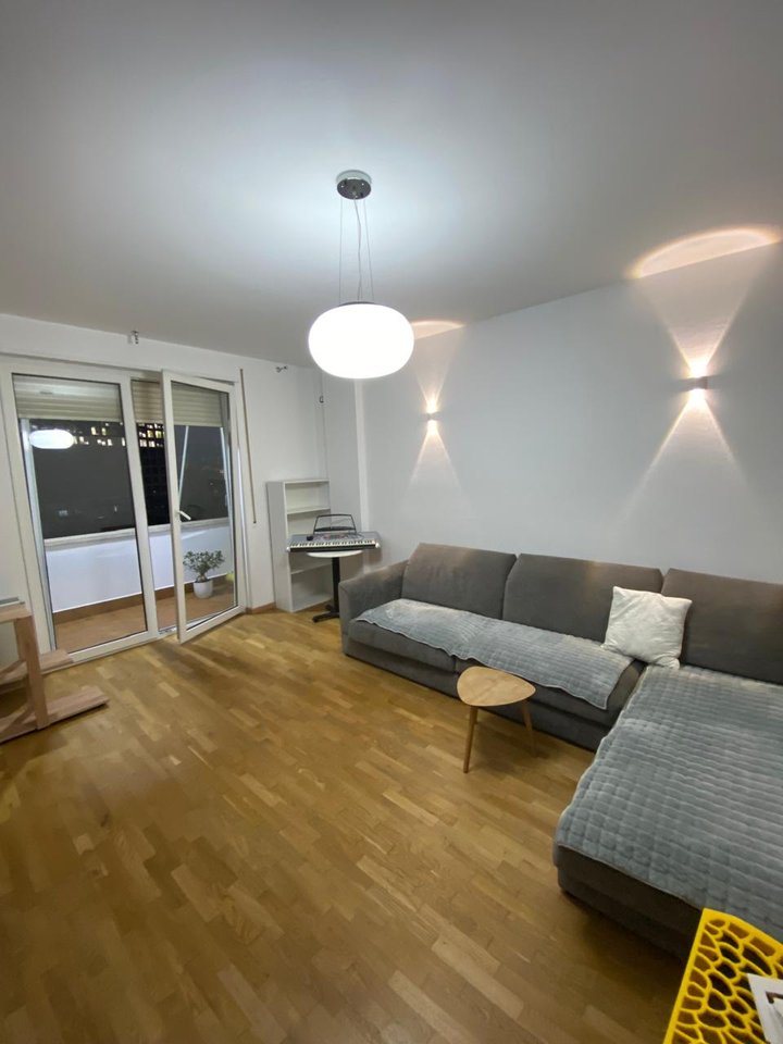 Jepet  me qera apartamenti 2+1+ Soxhorno + 2 Tualete+ Ballkon+ Depo+ Post Parkimi,tek rruga Mustafa Matohiti!