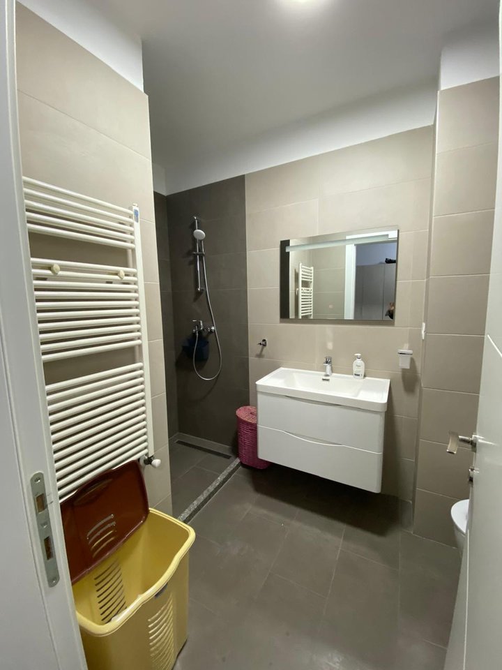 Jepet  me qera apartamenti 2+1+ Soxhorno + 2 Tualete+ Ballkon+ Depo+ Post Parkimi,tek rruga Mustafa Matohiti!