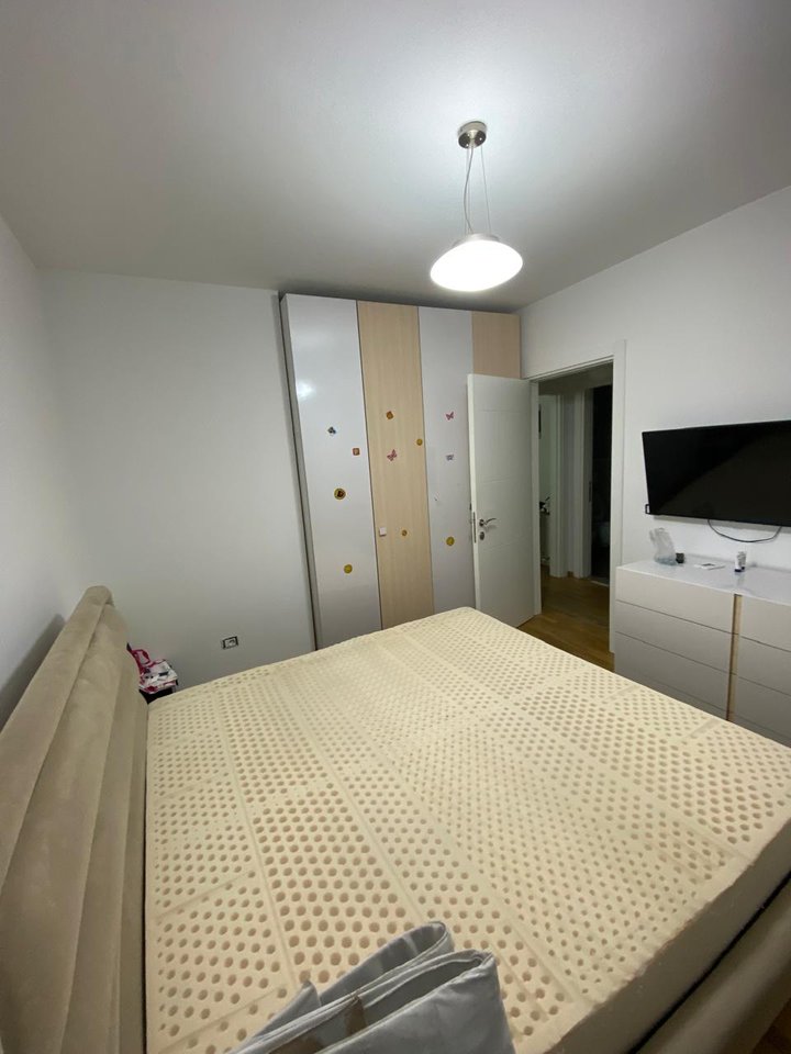 Jepet  me qera apartamenti 2+1+ Soxhorno + 2 Tualete+ Ballkon+ Depo+ Post Parkimi,tek rruga Mustafa Matohiti!