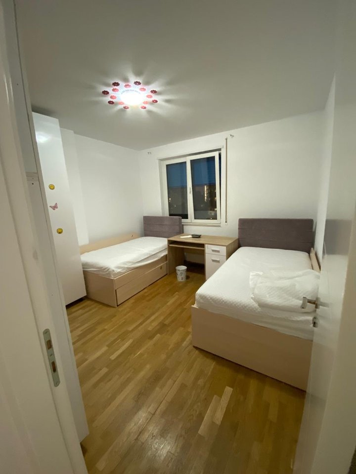 Jepet  me qera apartamenti 2+1+ Soxhorno + 2 Tualete+ Ballkon+ Depo+ Post Parkimi,tek rruga Mustafa Matohiti!