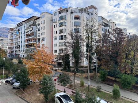Apartament 2+1+2 në shitje në zonën e Freskut