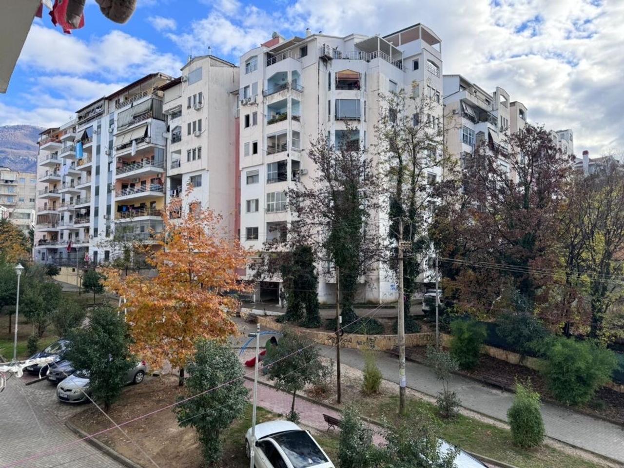 Apartament 2+1+2 në shitje në zonën e Freskut